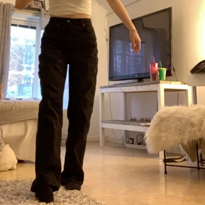 Vida jeans🖤 - Superfina vida jeans från NA-KD säljes då de tyvär är allt för stora för mig, helt nya endast testade!🖤🖤