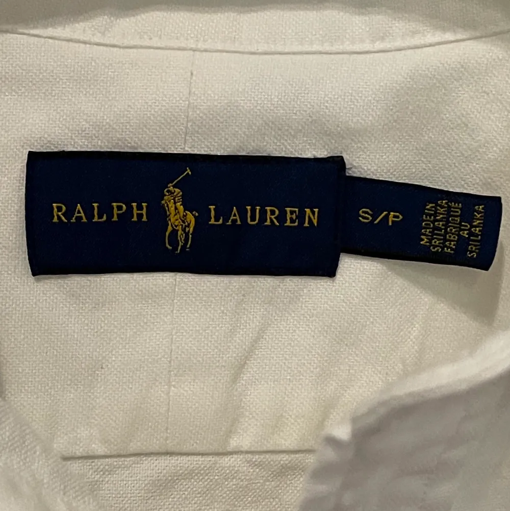 Kortärmad skjorta från Ralph Lauren. Den är i storlek S och passar jättebra på mig som är i storlek S-M. Köpt på ”Stockholm Quality Outlet” för ett år sedan, har dock bara använt den i ett få tillfällen och jag har tagit hand om den väldigt bra. Jag kan mötas upp i Stockholm eller skicka den om köparen står för frakt.. Skjortor.