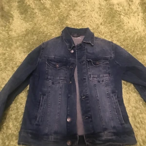Jeansjacka från Hm - Mkt bra skick, använt ett par ggr, exakt som ny. Köpt för 350kr