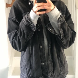 Jeansjacka - Svart jeansjacka från zara. Passar till allt! Jätte bra skick