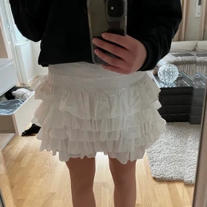 Vit kjol - Köpt på plick tyvärr för stor för mig annars jättefin vit kjol🤗🤗🤗🤗