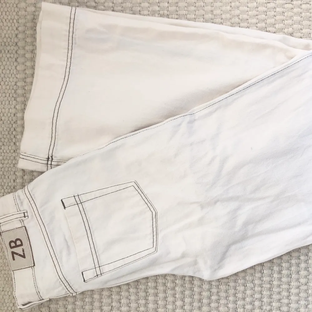 Populära vita jeans från zara med fina detaljer. Säljer då de inte kommer till användning. Jeans & Byxor.