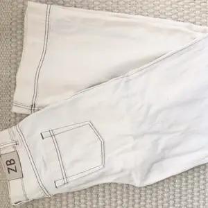 Populära vita jeans från zara med fina detaljer. Säljer då de inte kommer till användning