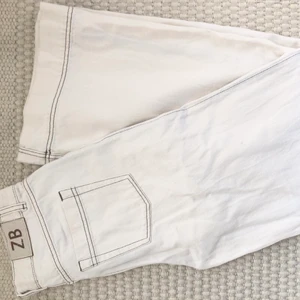 Benvita jeans zara - Populära vita jeans från zara med fina detaljer. Säljer då de inte kommer till användning