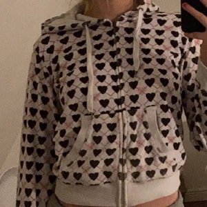 kofta med hjärtan - kofta med hjärtan som jag köpt på plick för 150 kr + frakt. säljer den för den tyvärr inte kommer till användning! <3 (lånade bilder!)