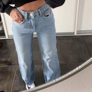Säljer mina breda jeans från Gina tricot i storleken 34! (Ordinariepris 499kr)💞 köparen står för frakt! 