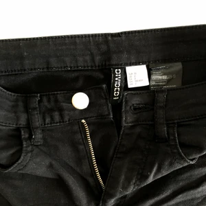 Sommar shorts  - Svarta shorts i stl 32 men som absolut passar 34 och 36. Lagom högmidjade. 