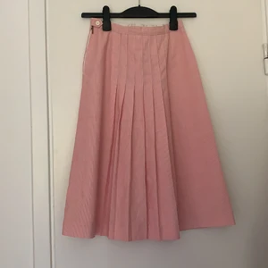 Kjol - Rosa/vit randig kjol. Står ingen storlek men skulle säga xs. Midjemått 65 cm🤍