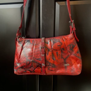 riktigt cool väska - coolaste väskan köpt secondhand!! denna väska är i använt skick (se bilder) och säljs då för endast 20kr!!! ett längre och ett kortare band medföljer! fler bilder eller några frågor? tveka inte att höra av er <333