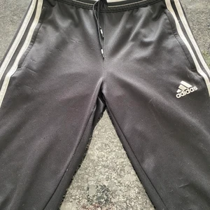 Adidasbyxor - Svarta Adidasbyxor strl 152 50kr