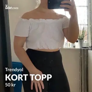 Vit off shoulder-topp i kort modell från Trendyol, köpt på NA-KD. Storlek 34, stretchiga resårband upptill och nedtill som gör att den inte sitter hårt men den sitter ändå på plats! Endast använd två gånger så är i väldigt bra skick!