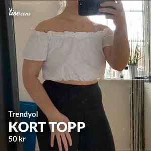 Kort topp - Vit off shoulder-topp i kort modell från Trendyol, köpt på NA-KD. Storlek 34, stretchiga resårband upptill och nedtill som gör att den inte sitter hårt men den sitter ändå på plats! Endast använd två gånger så är i väldigt bra skick!