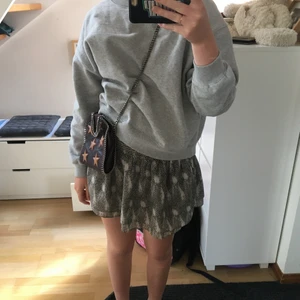 Stella McCartney tiny tote bag - Har redan lagt upp en annons med väskan men har lite fler bilder!! Äkta väska från Stella McCartney som är i supergott skick, defekterna kan ni se lite på bilden annars kan ni skriva privat för tydligare bilder. Säljer då jag vill köpa en ny väska och kommer därför endast sälja vid ba bud. Köpte väskan på vestiaire, nypriset ligger runt 6000kr skulle jag säga eftersom det är en ganska speciell modell som ej säljs längre. Dustbag medföljer!! Köparen står för frakt och skriv privat vid intresse!💕💕