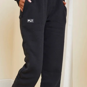 Mjukisbyxor  - Ett par svarta mjukisbyxor helt oanvända. Lappen finns kvar på den. Frakten ingår inte. 