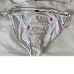 Ralph Lauren Vit bikiniunderdel  - Säljer min fina, äkta, Ralph Lauren bikiniunderdel som tyvärr inte passar längre.  💞 köparen står för frakten men jag möter även upp i Lund💞 