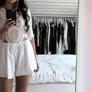 Vit playsuit - Säljer nu min supersnygga playsuit som jag hade på mig på min student! I jättefint skick! Storlek XS. Priset är inklusive frakt!