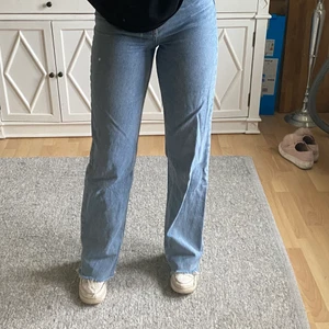 Jeans från Zara - De populära jeansen från zara 💞 långa o bra på mig som är 174 cm. Säljer då jag har alldeles för mycket jeans så dom kommer inte till användning😕 nypris 400kr💞