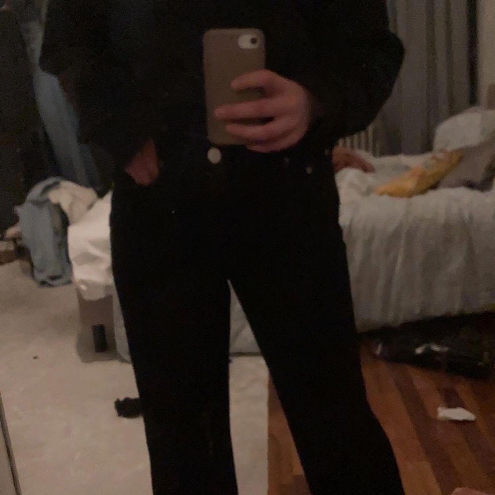 Jätte fina enkla breda svarta högmidjade jeans från bohoo använd nån gång men för lösa i midjan på mig💓💓stl 36 . Jeans & Byxor.