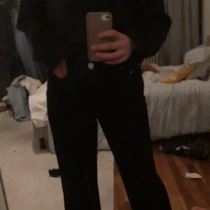 Byxor  - Jätte fina enkla breda  svarta högmidjade  jeans från bohoo använd nån gång men för lösa i midjan på mig💓💓stl 36 