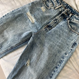 Jeans med hål  - Jeans som är köpta här på Plick. Använt 1 gång. Bra längd för er under 160. Kanske 164. Väldigt fina men inget för mig tyvärr.