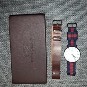 Daniel Wellington klocka - Jag säljer nu min klocka från märket Daniel Wellington. Inköpt för 1200kr. Batteriet fungerar perfekt och är nyligen utbytt. Jag möts upp på Södermalm alternativt Vällingby.