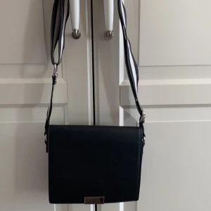 Gullig väska med kort eller långt band  - Väska med lite slitage, kommer ej till andvändning 