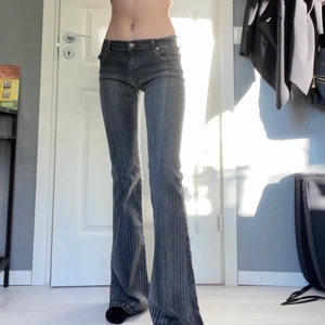 Gråa lågmidjade jeans st 34 - Lågmidjade gråa  jeans från Hisponik.  ( jag är 170cm  ) så dom är  långa i benen och även väldigt stretchiga. Andvänt dem ett fåtal gånger så dem är i ett bra skick!                            Köparen står för frakten💕