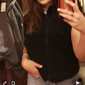 Fleeceväst - Svart fleeceväst från weekday... xs men passar som s. Väldigt mysig och lagom varm nu till sommaren💖💖