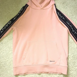 Rosa rare gant hoodie✨ - Hoodien är väldigt rare och säljs inte längre! Kan starta priset på 200kr och så kan man buda uppåt om det är flera som vill ha den👍🏻så sjukt bra skick och andvänd 1 gång innan🪅