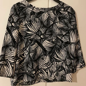 Snygg blus  - Snygg blus med en öppning i ryggen. Vet inte märke eller storlek då den är köpt second hand men passar XS-M 