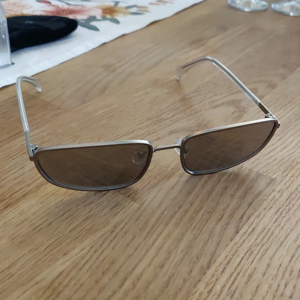Solglasögon med spegelreflektion på glasen. Från Weekday. Fraktkostnaden tillkommer.. Accessoarer.
