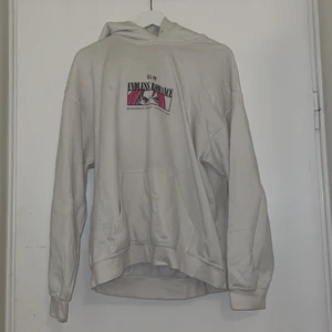 En go hoodie med anime tryck - Säljer den a hoodie pga att ja växt ur den , den passar både m och s beroende på hur man vill ha passformen, det är en oversized modell 