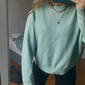 Tröja från weekday storlek XS - En oversized mintgrön tröja från weekday, knappt använd. Köpt för 250 kr, säljs för 100 kr