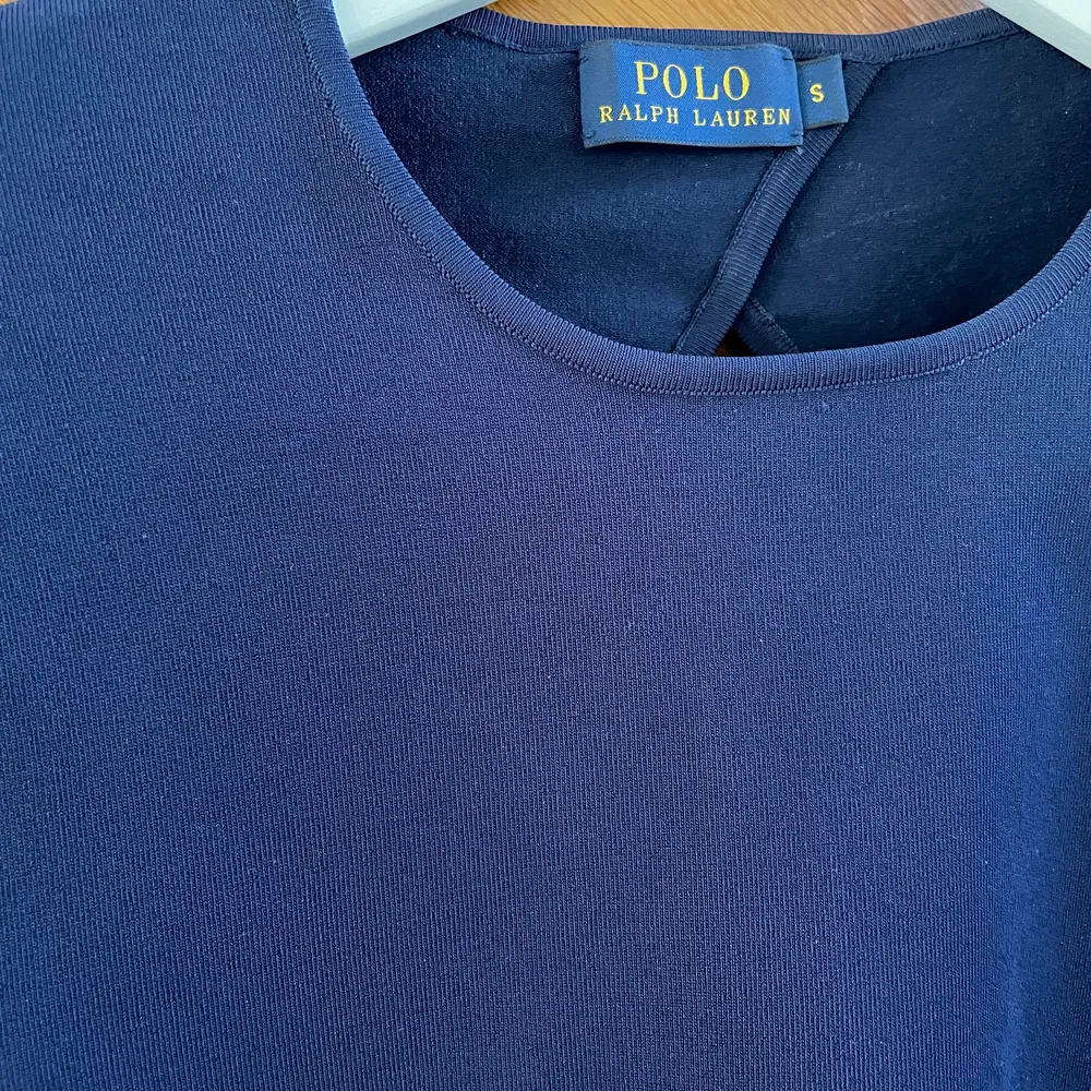 Mörkblå t-shirt med öppen rygg från Polo Ralph Lauren. Är i storlek S men tyget är även stretchigt. Mycket gott skick, endast använd en gång.. Toppar.