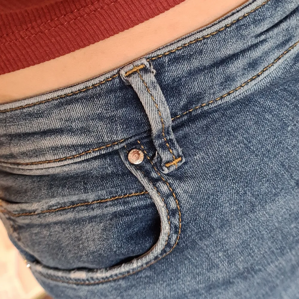 Mina absoluta favoritjeans, välanvända men hela! Stretchigt tyg och rippat knä, highwaist.. Jeans & Byxor.