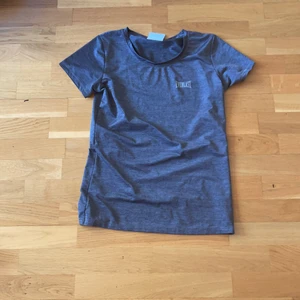 tränings t-shirt - Den är aldrig använda 