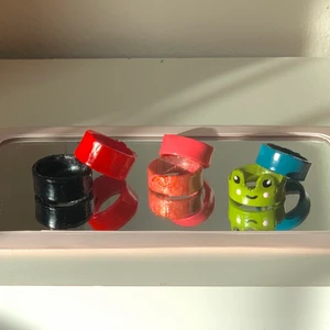 Ringar - Olika super fina egen gjorda ringar, när du bästeller väljer DU vilken färg och vilken storlek.☺️ dem kostar 20kr st + frakt! Man kan beställa en färgade och designade.🌱.                            2 för 35kr