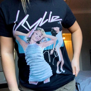 T-shirt  - Fin t-shirt med tryck som jag tyvärr inte vet vart den kommer ifrån💕 använd fåtal gånger