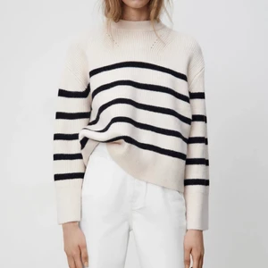 Stickad tröja från Zara - Säljer denna populära och slutsålda stickade tröjan ifrån Zara. Helt ny med taggar på. Storlek M. Budgivning sker privat. Startpris 400kr. Köpare står för frakt☺️💓