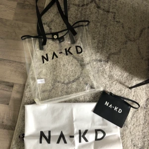 Väska - Snygg väska från nakd, finns ej kvar i sortimentet! Ni får med tillbehören som syns på bilden! 