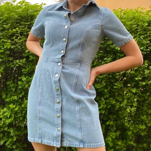 Jeansklänning - Superfin jeansklänning som tyvärr inte kommer till användning. Köpte den förra sommaren och har bara använt den någon enstaka gång så den är så gott som ny. Inget slitage på den💕 Köparen står för frakten.