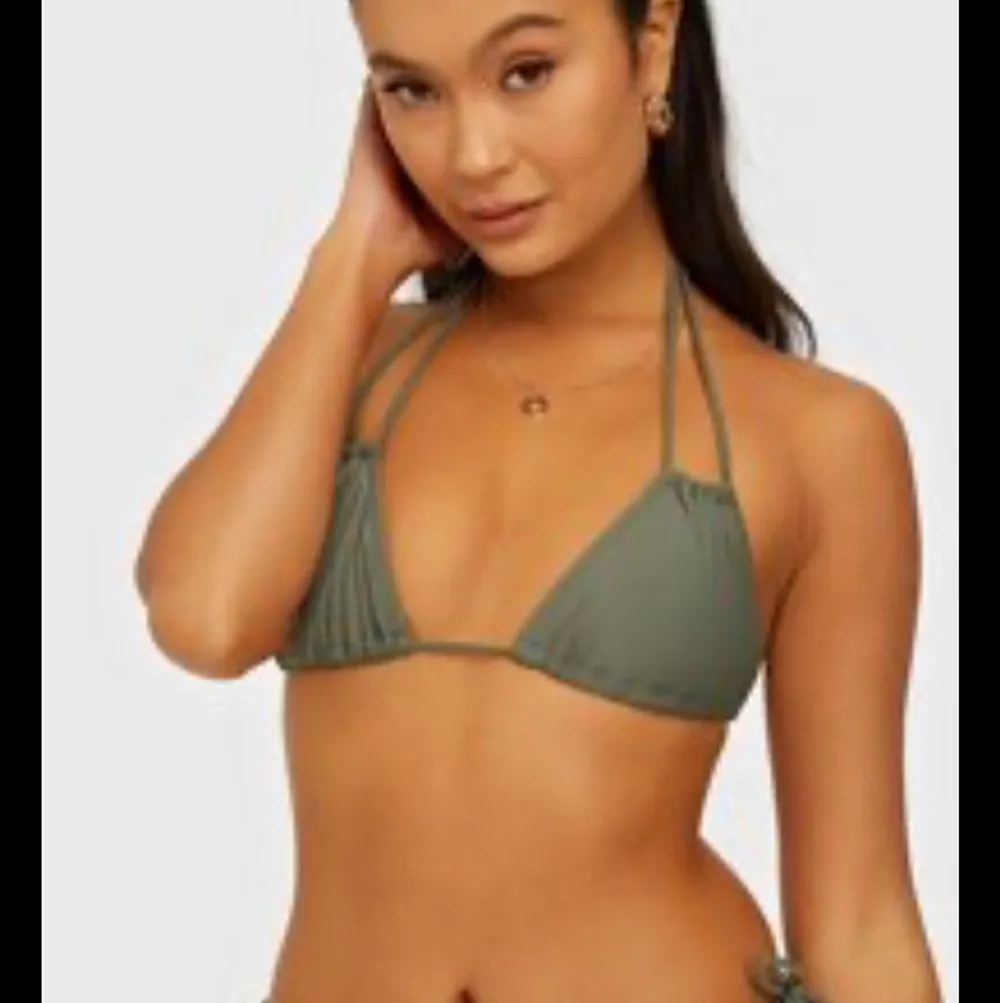 Söker denna bikinitopp från Nelly, double wrap bikini top, i storlek S! Hör av er om ni kan sälja så kan vi komma överens om ett pris😊. Övrigt.