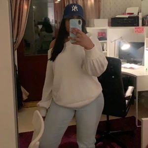 Oversized Stickad offshoulder  - Säljer denna stickade offshoulder tröjan. Använd fåtal gånger och är i bra skick!!! St XL men passar M-XL beroende på hur oversized man vill ha den. Funkar att ha offshoulder på båda axlarna också till skillnad från bilden💗💗