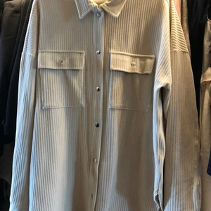 Oversize skjorta  - Oversize skjorta i manchesterliknande tyg, riktigt snygg!