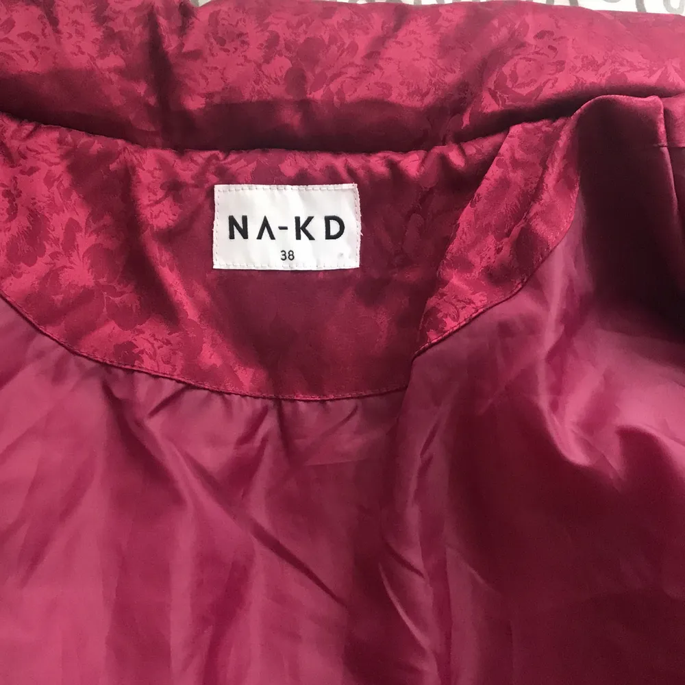 Finaste färgen på denna jacka, typ lila/rosa-ish. Oversize skön puffjacka från NAKD, använd ett par gånger men precis som ny. Knappar, dragkedja, möjlighet att göra tajtare runt midjan.. Jackor.
