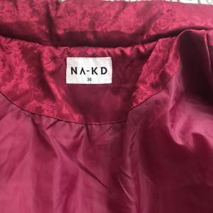 Finaste färgen på denna jacka, typ lila/rosa-ish. Oversize skön puffjacka från NAKD, använd ett par gånger men precis som ny. Knappar, dragkedja, möjlighet att göra tajtare runt midjan.