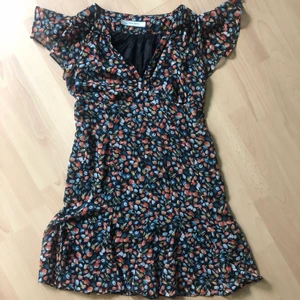 Romance Flourish  - Hej! Säljer denna vackra blommiga klänning. Strl. 36/38 (för stor för mig) jag är 169cm. Frakt tillkommer. 