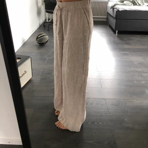 Linnebyxor  - Helt oanvända linnebyxor, spontan köpte byxorna och eftersom dem är för stora så säljer jag dem plus att jag inte hittar kvitto. Inte genomskinliga ❤️ HÖGSTA BUD JUST NU: 400kr