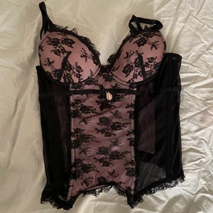 Trendig Y2k Korsett S Rosa  - Söt rosa korsett. Saknar size tag men skulle gissa att det är ca en B-kupa! Möts upp i Stockholm eller så står köparen för frakt! 💕