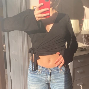 Topp - Omlott topp från NA-KD jätte fin verkligen har använt den ett or gånger men den är som i nyskick. Säljer för den inte kommer till använding🙁kan möts på söder eller frakt💕💕